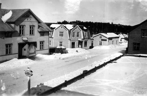 Råneå torgatan .jpg - Torggatan och även riks 13 genom Råneå, till vänster Alf Wikstrom och Sonja Wikströms fastighet samt Knut Sjöbergs färg o kem.affär och frisörsalong samt i den mindre byggnaden hustrun Hildur Sjöbergs fotografi atelie